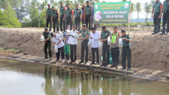 Dandim 0101/KBA Bersama BPBAP Ujung Batee Tebar Bibit Ikan Nila Salin di Mesjid Raya.