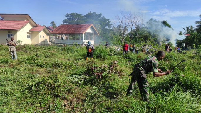 TNI Bersama Warga Gotong Royong Bersihkan TPU Di Nibong.