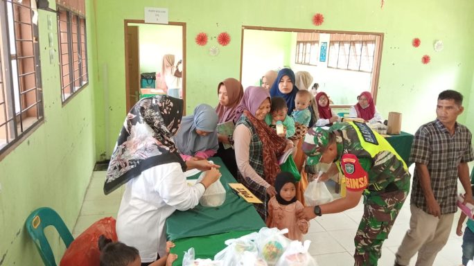 Babinsa Koramil Kuala Simpang Dampingi Dan Bantu Posyandu Desa Binaannya