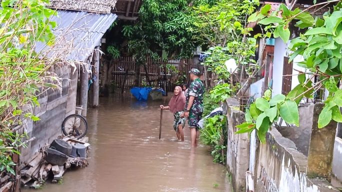 Koramil 03/Delima Bersama Bhabinkamtibmas Bantu Warga Atasi Genangan Akibat Tanggul Jebol di Desa Lungdama