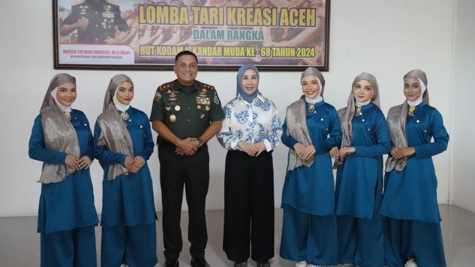 Pangdam IM dan ibu Ketua Persit KCK Daerah Iskandar Muda Meninjau lomba Tari Kreasi Aceh dalam rangka HUT Ke-68 Kodam Iskandar Muda.