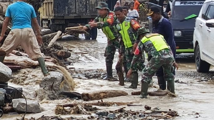 Pangdam Iskandar Muda Kerahkan Personel Bantu Penanganan Banjir Bandang di Aceh Tenggara.