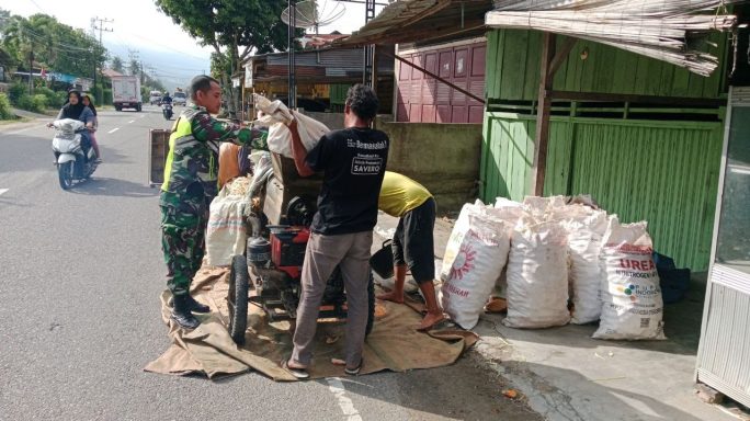 Pasca Panen Jagung Babinsa Bantu Petani Rontok Jagung