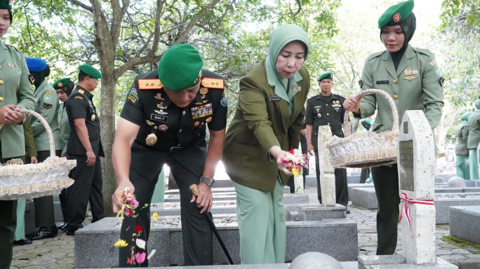 Pangdam IM Pimpin Ziarah Rombongan di Taman Makam Pahlawan Banda Aceh.