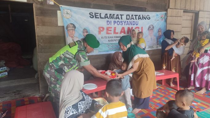 Dampingi Posyandu, Wujud Kepedulian Babinsa Terhadap Kesehatan Balita di Desa Binaan
