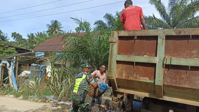 Babinsa Koramil 18/Bda Bersama Petugas Dinas Kebersihan Tingkatkan Kebersihan Lingkungan di Desa Rayeuk M