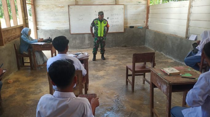 Babinsa di Pelosok: Serka Enang Sutarman Ajak Siswa Dayah Nurussalam Semangat Meraih Impian
