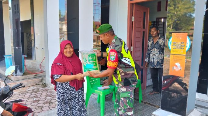 Koramil 26 Grong-Grong Salurkan Bibit Padi kepada Petani Desa Pangge Pilok