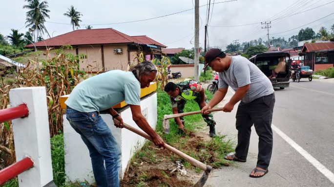 Babinsa Bersama Warga Masyarakat Karya Bhakti Bersihkan Kiri Kanan Jalan