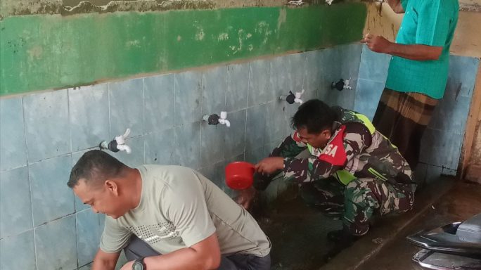 Jaga Kebersihan Lingkungan Masjid Babinsa Ajak Warga Masyarakat Gotong Royong 