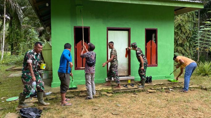 Sertu Yayat Supriatna Bersama Warga Gelar Karya Bakti di Meunasah Al Falaq Desa Bukit Tiga