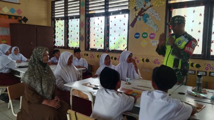 Kolaborasi TNI dan Pendidikan : Babinsa Koramil 11/Birem Bayeun, Ajak Siswa/i Menjadi Generasi Penerus Bangsa