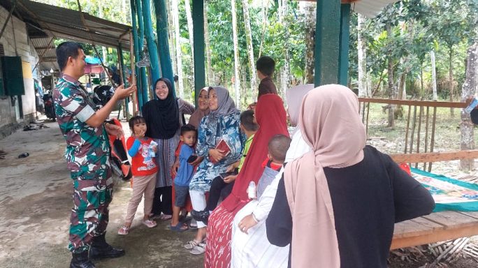 Babinsa Tiro Gencarkan Edukasi Imunisasi dan Kebersihan Lingkungan di Posyandu