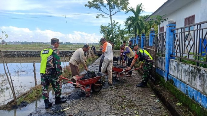 Sertu Sumardi Babinsa Koramil 24/Mutiara Timur Ajak Masyarakat Desa Campli Usi Gelar Gotong Royong Bersihkan Lingkungan”