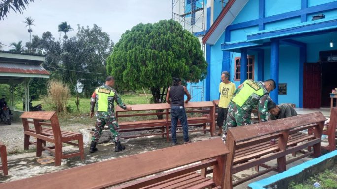 Sambut Natal Babinsa Bersama Warga Kerja Bhakti Cat Bangku Gereja HKBP