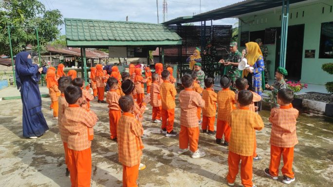 Lebih Dekat Dengan TNI, Anak-Anak TK RA Darul Qur’an Kunjungi Koramil 05/Tamiang Hulu