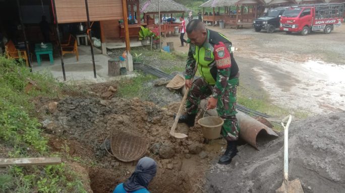 Atasi Kebutuhan Air Bersih, Babinsa Bantu Warga Membuat Sumur