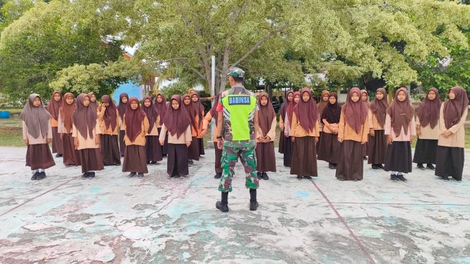 Babinsa Sertu Arifin Latih Siswi Pramuka SMP N 1 Simpang Ulim dalam Peraturan Baris-Berbaris