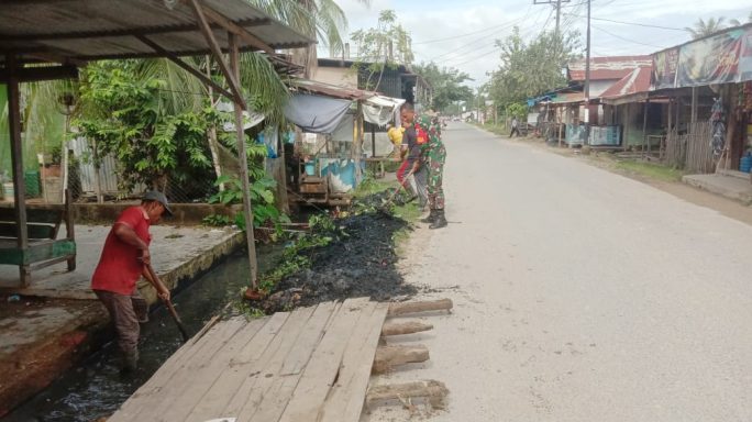 Cegah Demam Berdarah, Babinsa Koramil 05/Idr Gotong Royong Bersihkan Parit