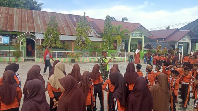 Bentuk Karakter Dan Disiplin, Sertu A. Yahya Latih Siswa SDN Tangsi Lama Baris Berbaris