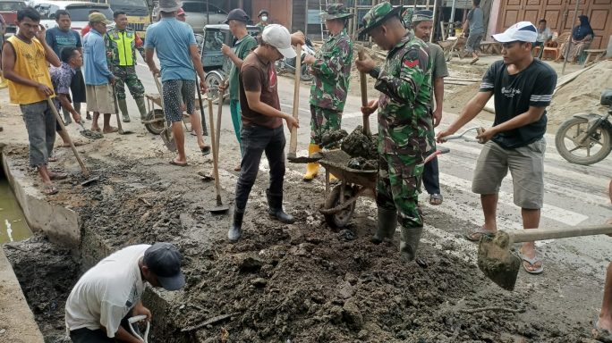 Antisipasi Luapan Air Babinsa Bersama Warga Gotong Royong Bersihkan Parit Desa