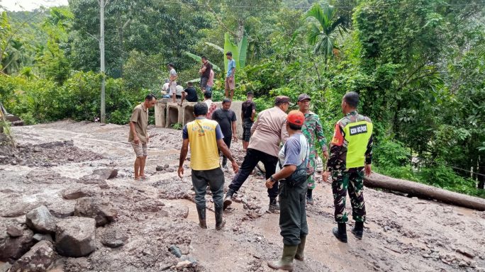 TNI Bersinergi Normalisasi Jalan Pasca Banjir, Pulihkan Akses Desa Ranto Panyang dan Blang Pandak