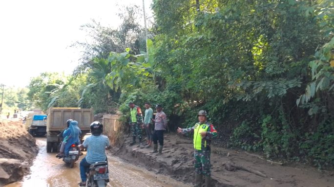 Dandim 0102/Pidie Kerahkan Personel Tanggulangi Longsor di Tangse