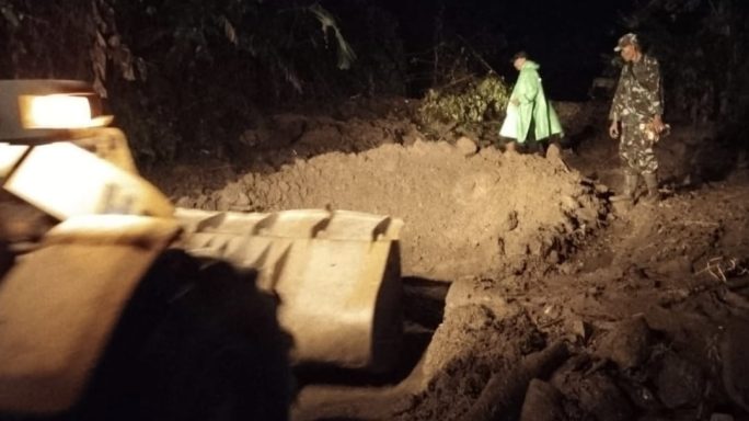 Prajurit Kodam IM Bantu Warga Bersihkan Lumpur Pascabanjir di Pidie.