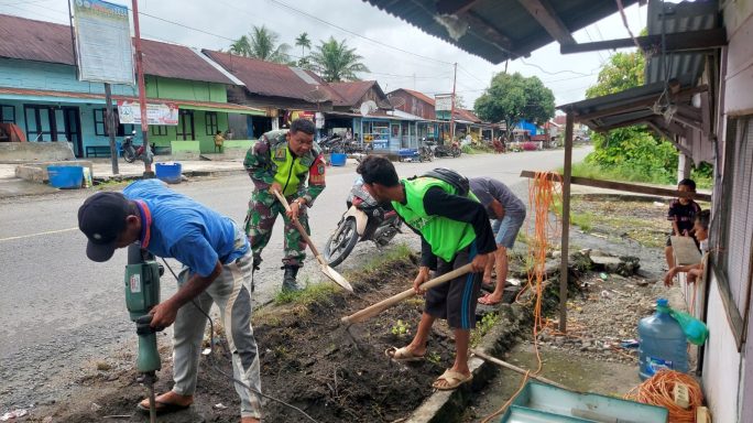 Sambut Hari Juang TNI AD Babinsa Bersama Warga laksanakan Karya Bhakti Pembuatan Parit