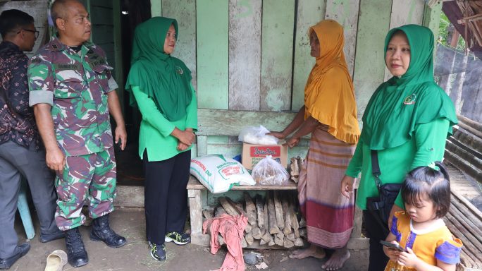 Peringati Hari Juang TNI AD, Dandim 0105/Abar Berikan Paket Sembako Dan Sunat Gratis Untuk Keluarga Kurang Mampu