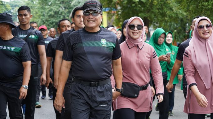 Pangdam IM dan Ibu Ketua Persit Kartika Chandra Kirana Daerah Iskandar Muda berbaur dengan masyarakat mengikuti jalan santai.