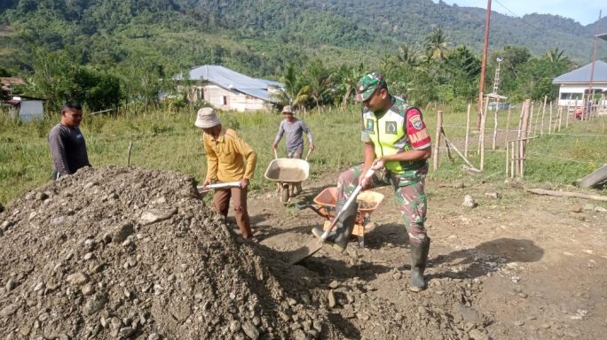 Semangat Gotong-Royong, Babinsa Bantu Warga Angkut Pasir untuk Timbun Jalan