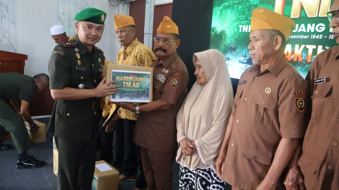 Puncak Peringatan Hari Juang TNI AD, Dandim 0105/Abar Pimpin Upacara Serta Bagikan Paket Sembako Dan Tongkat Alat Bantu Jalan Kepada Veteran