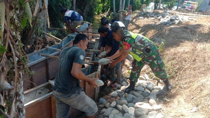 Babinsa Kopka Haris Hasibuan Koramil 0108-01/Lawe Sigala Karya Bhakti Bersama warga Buat Paret saluran irigasi Di Desa