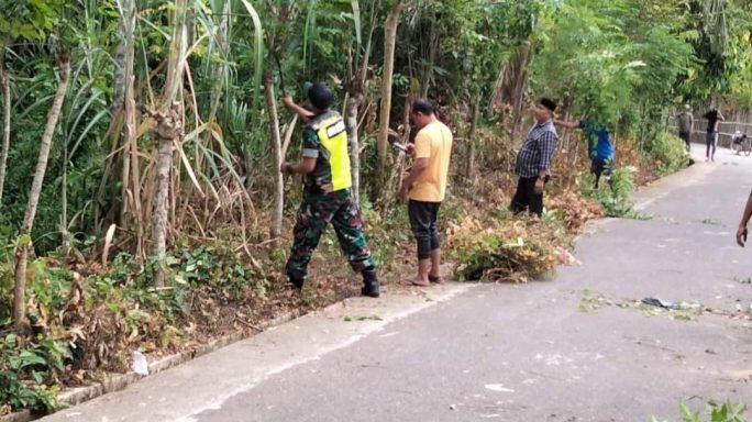 Babinsa Posramil Lawe Sumur Dan Warga Bersihkan Jalan Desa
