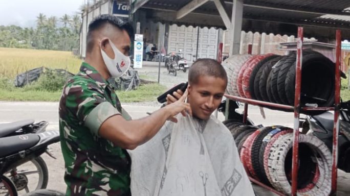TNI Bersama Rakyat: Babinsa Berikan Layanan Pangkas Gratis untuk Santri