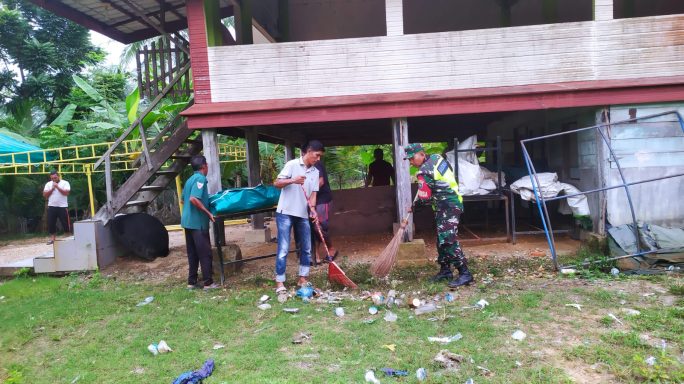 Babinsa Koramil 16/Peudawa Bersama Warga Gelar Gotong Royong Bersihkan Balai Musyawarah Gampong