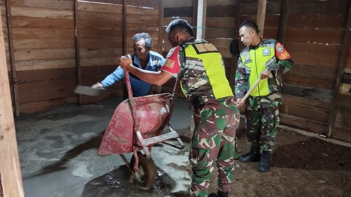 Sinergi Bersama Warga, Babinsa Bantu Buat Dapur Rumah Warga Desa Binaan