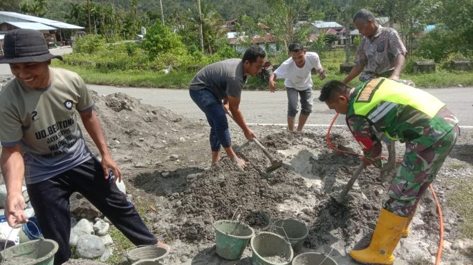 Babinsa Posramil Beutong Ateuh Banggalang Membantu Warga Mengecor Jembatan Jalan Usaha Tani Di Desa Binaan