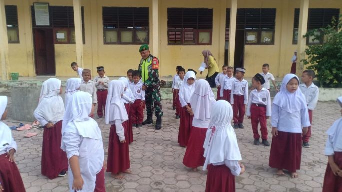 Babinsa Latih Siswa/i SD Peraturan Baris Berbaris