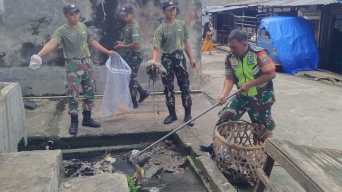 Babinsa Berjibaku bersama Masyarakat Gotong Royong Bersihkan Parit