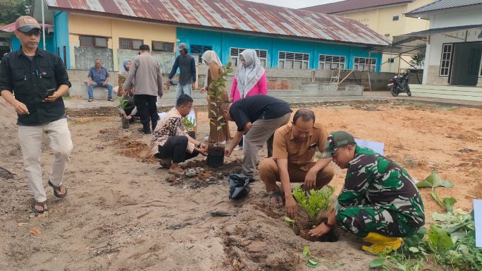 Babinsa 01/Kuala Simpang Bersama Forkopimcam Penanaman Pohon Dalam Rangka Gerakan Aksi Hijaukan Nanggroe Aceh (Tahiroe Aceh)