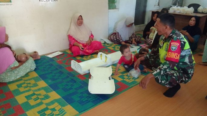 Wujudkan Balita Sehat, Babinsa Dampingi Pelaksanaan Posyandu Di Desa Binaan
