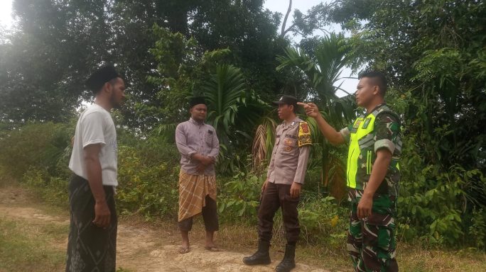Babinsa Koramil 13/Peureulak Timur Bersama Bhabinkamtibmas Lakukan Komsos dengan Masyarakat Pesisir