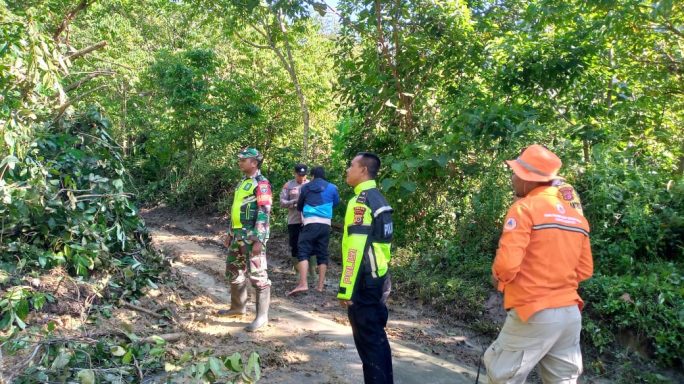 Sigap Atasi Tanah Longsor, Babinsa Berkolaborasi dengan Babinkamtibmas, BPBD dan Warga Bersihkan Jalan