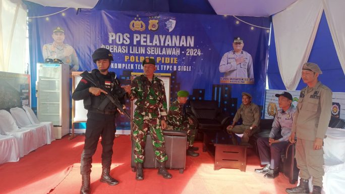 Babinsa Koramil 24/Mutiara Timur Ikut Amankan Operasi Lilin Seulawah 2024, Pastikan Lalulintas Lancar dan Aman