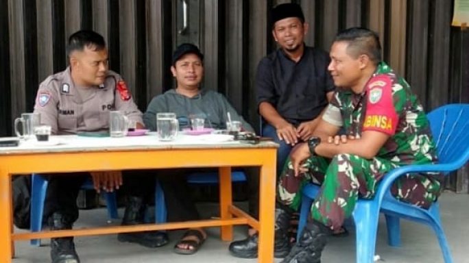 Harmoni dalam Kesederhanaan: Babinsa dan Bhabinkamtibmas Lampaloh Berbaur dengan Warga di Kedai Kopi