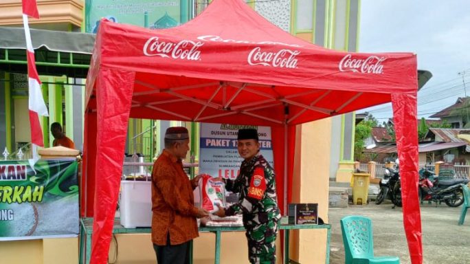 Serda Mohamad Muklis Babinsa Koramil 22/Langsa Barat Lakukan Komsos Bersama BKM di Kegiatan Jumat Berkah