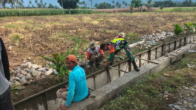 Babinsa Posramil Ketambe Bantu Masyarakat Buat Parit Di Desa Binaan