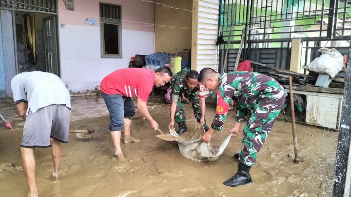 Pererat Hubungan Silaturahmi Babinsa Bantu Bersihkan rumah Warga Pasca Banjir